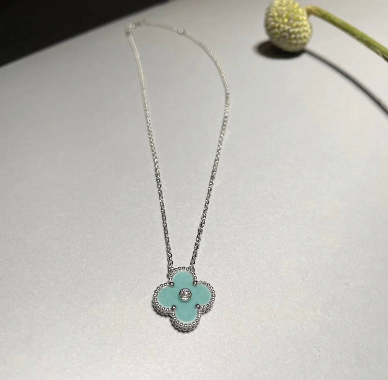 LumiClover 1 Diamant-Halskette aus hellblauem Silber