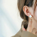 Lumi® CLOVER MEDIUM 1 MOTIFS WHITE MOP STUD EARRINGS