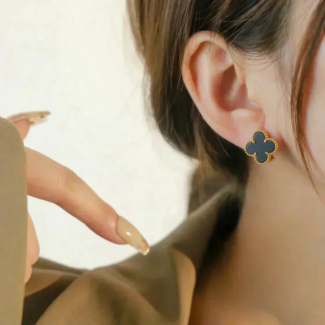 ¡®Lumi¡¯CLOVER MEDIUM 1 MOTIFS  ONYX STUD EARRINGS