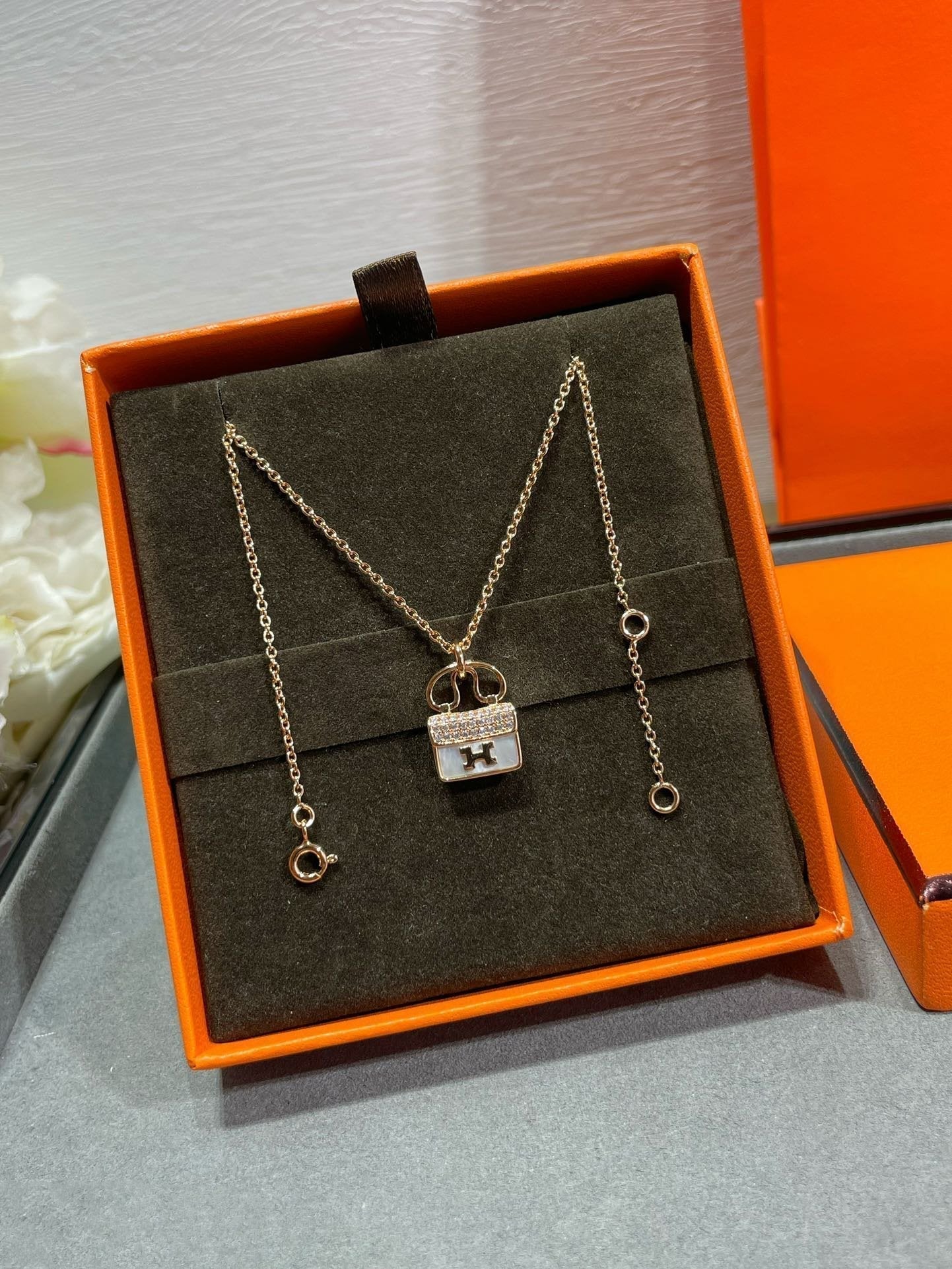 ¡®Lumi¡¯H CIRCE MOISSANITE PENDANT NECKLACE GOLD