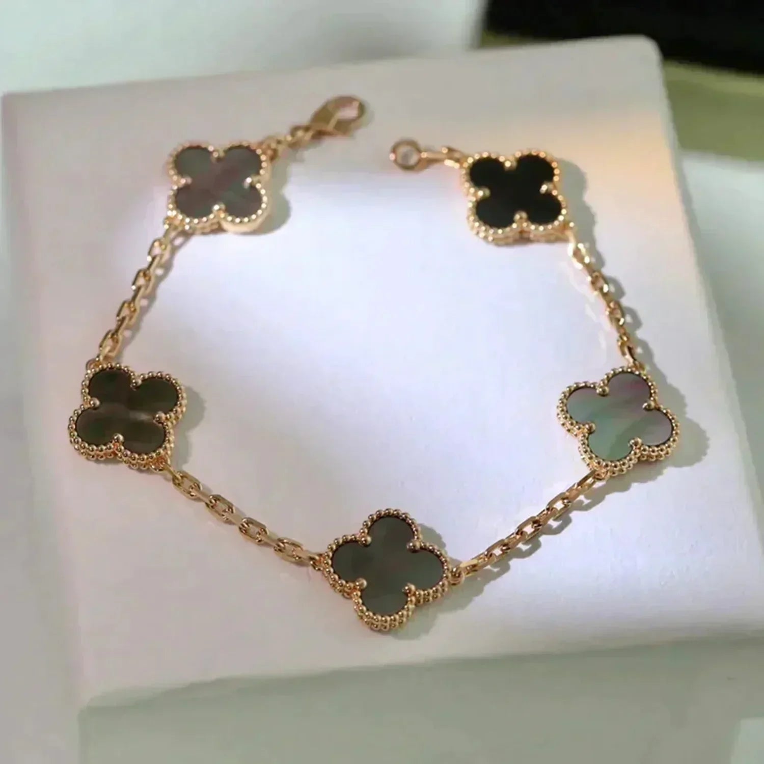 [Lumi] Neue Armbandkollektion „Clover 5 Motive Grau Mop“