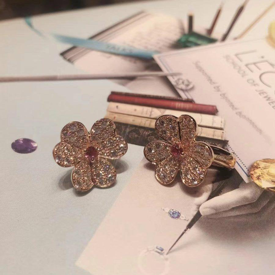 Lumi® FRIVOLE Ohrringe mit rosafarbenen Goldblumen und Diamanten