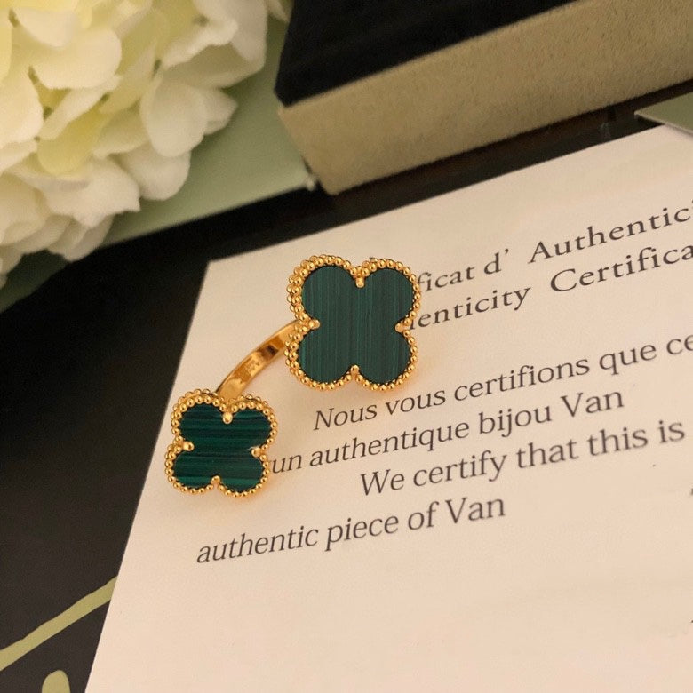 ¡®Lumi¡¯CLOVER BETWEEN THE FINGER RING